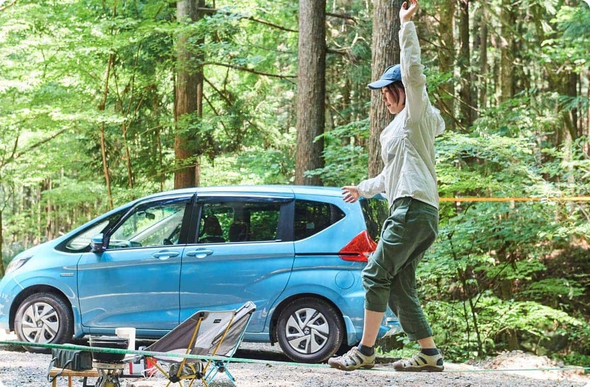 スラックライン上を歩くこいしゆうかの画像