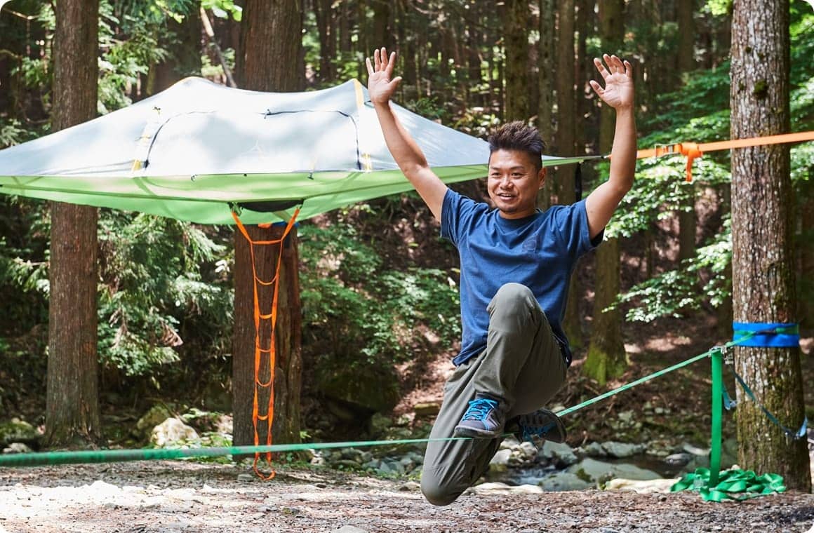 ドロップニーを決める上田さんの画像