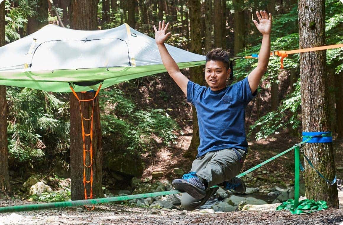 フットプラントを決める上田さんの画像