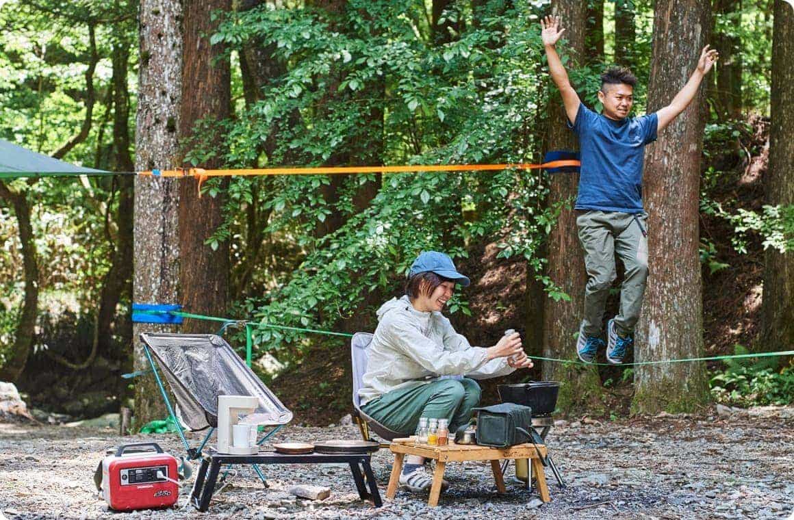 スラックラインを楽しむ上田さんとこいしゆうかの画像