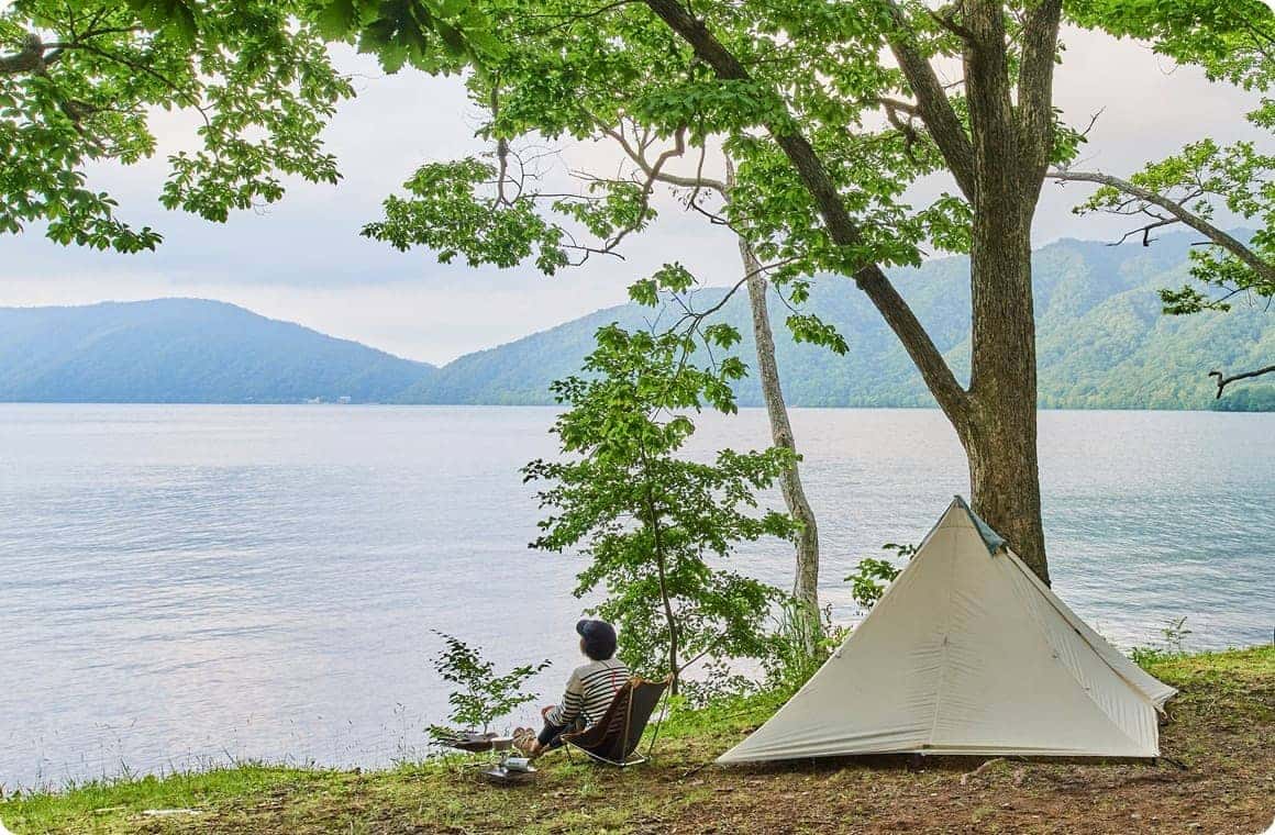 湖のそばのテントの画像