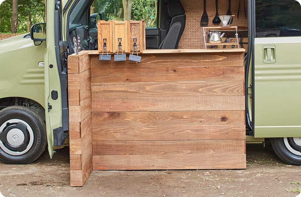 ウッドカウンターを設置したN-VANの画像