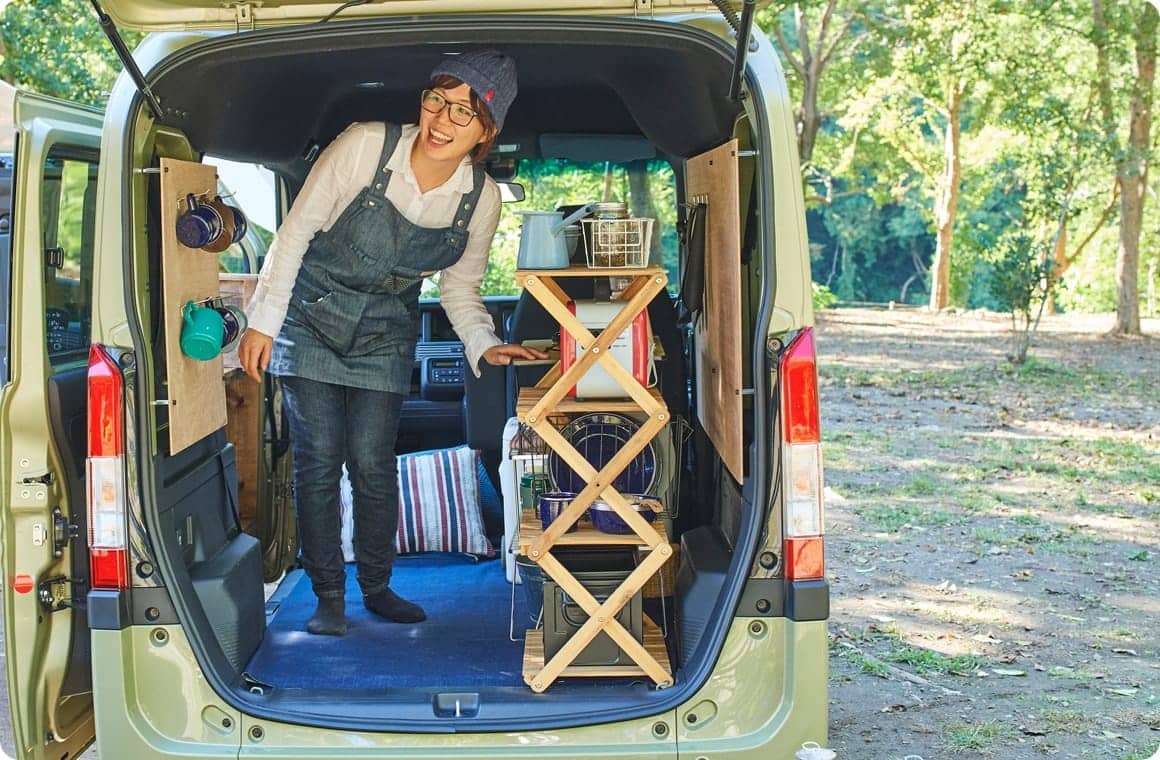 車内に立つこいしゆうかの画像