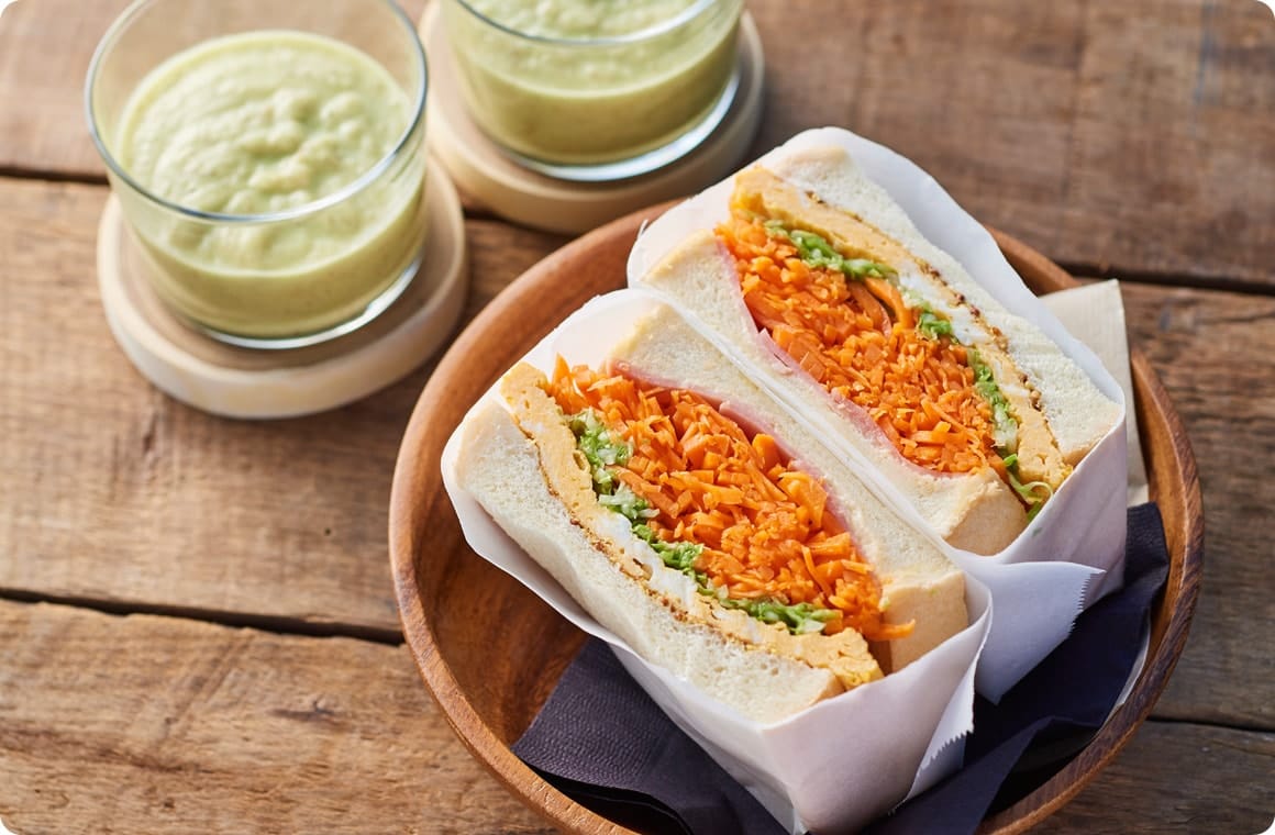 スムージーとサンドイッチの画像