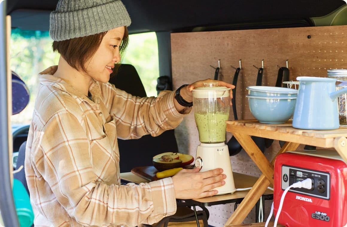 スムージーを作る風森さんの画像