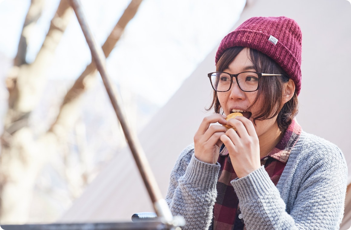 スモアを食べるこいしゆうかの画像