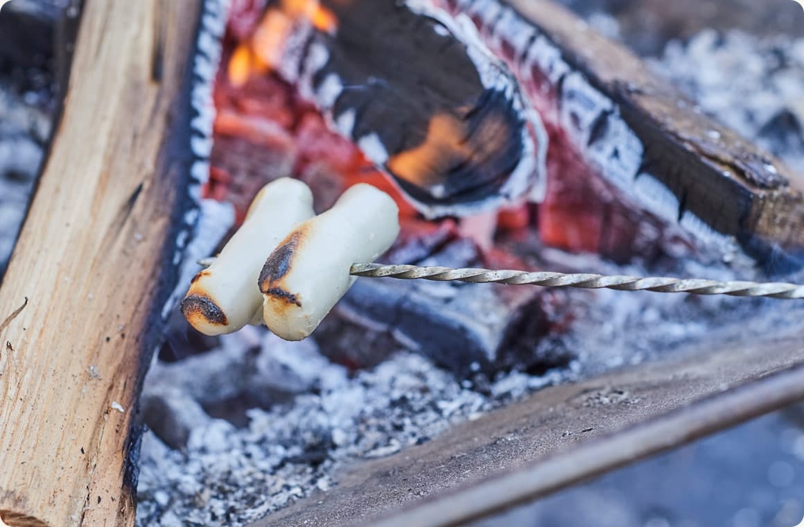 トッポギを串に刺して焚き火で炙る画像