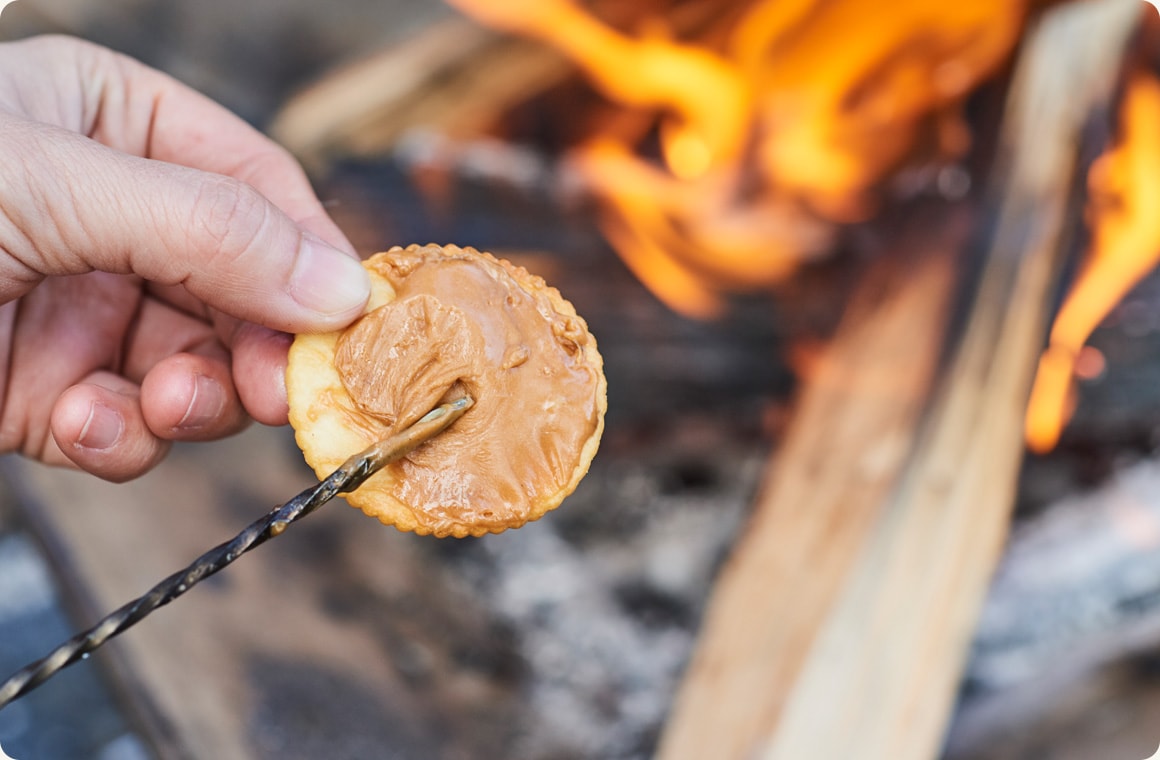 クラッカーにキャラメルを塗る画像