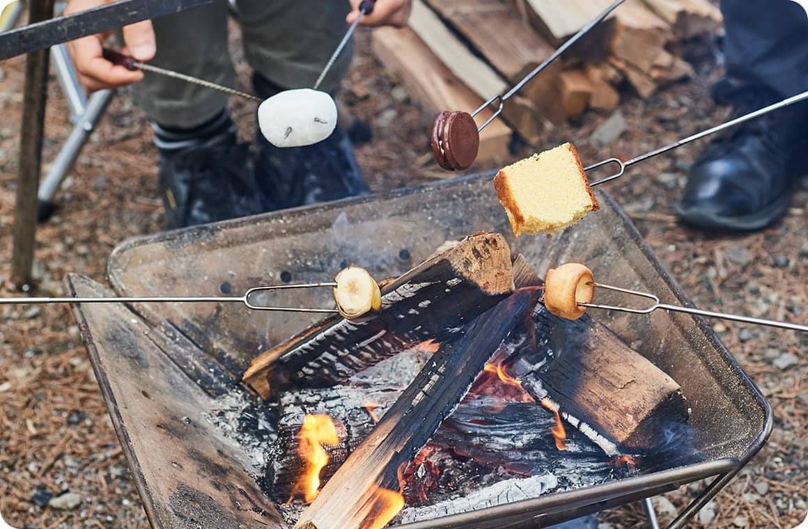 色々なものを焚き火で炙る画像