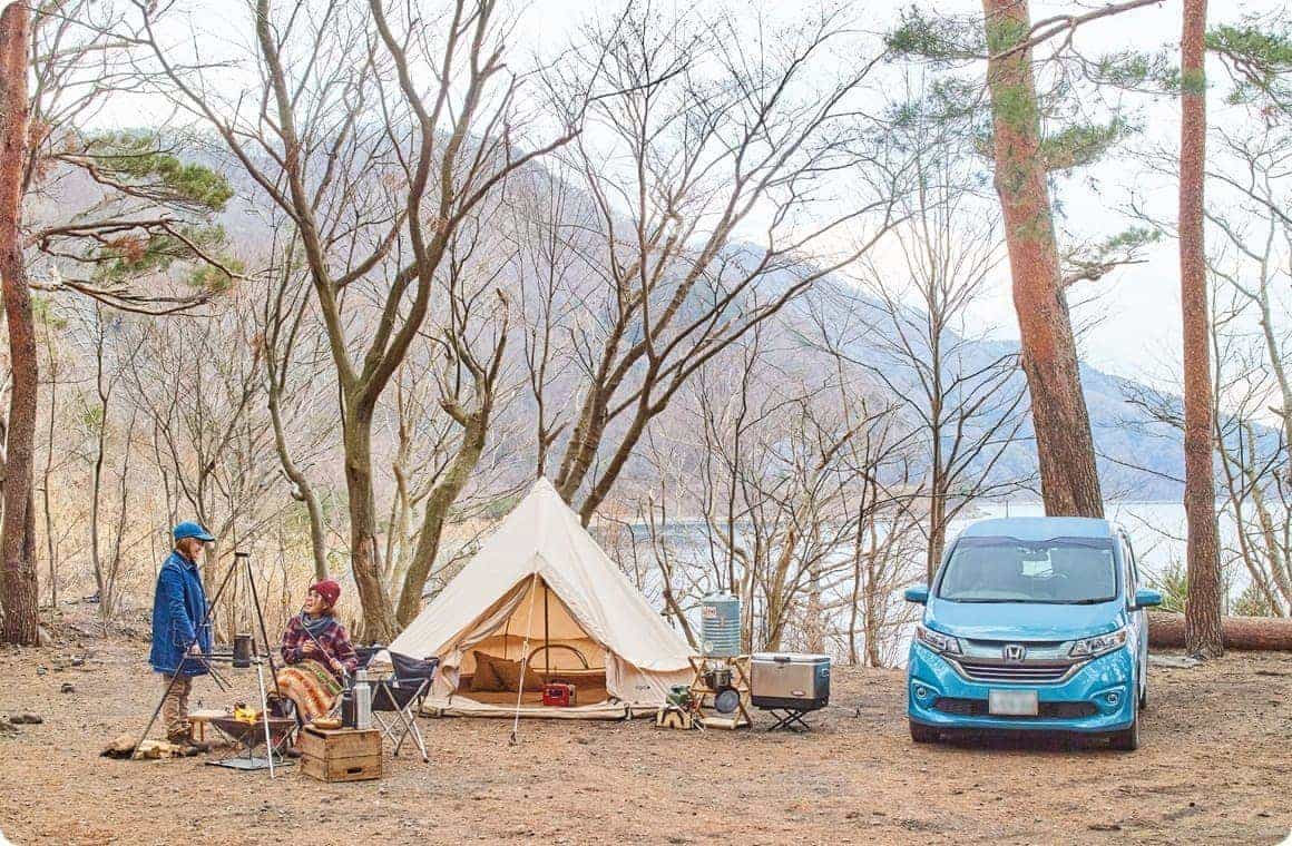 キャンプを楽しむこいしゆうかと風森美絵の画像