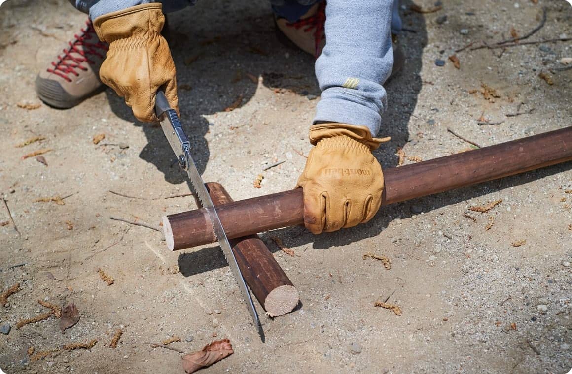 焼き杭に切り込みを入れる画像