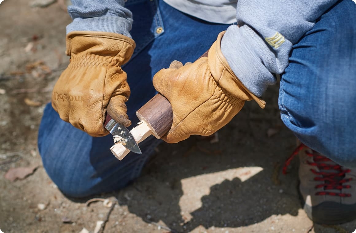 焼き杭の先端を削る画像