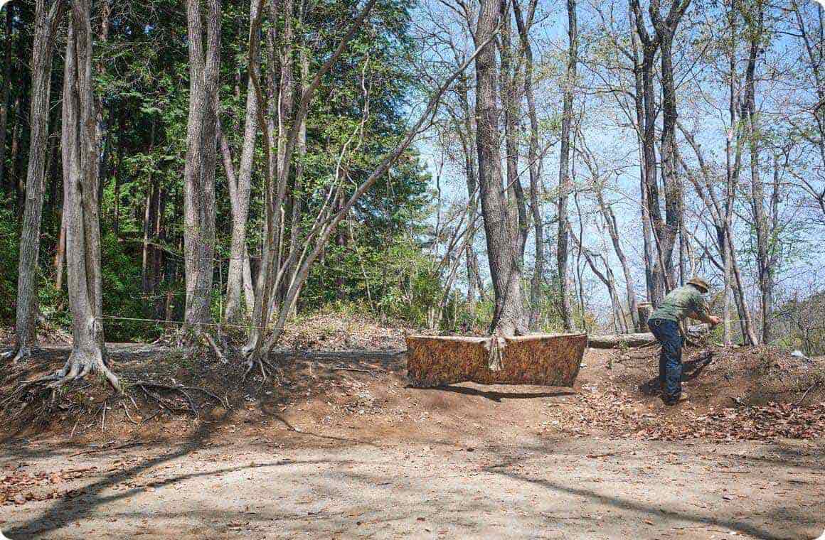 麻紐をピンと張る画像