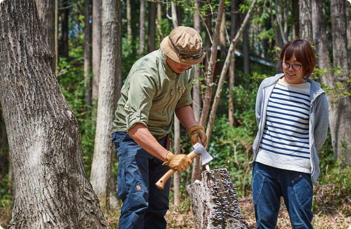 ペグを作る荒井さんの画像