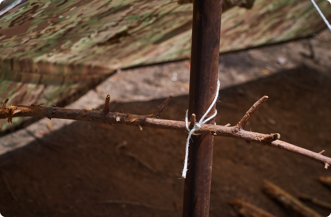 サイドのポールに、横方向に枝を取り付ける画像