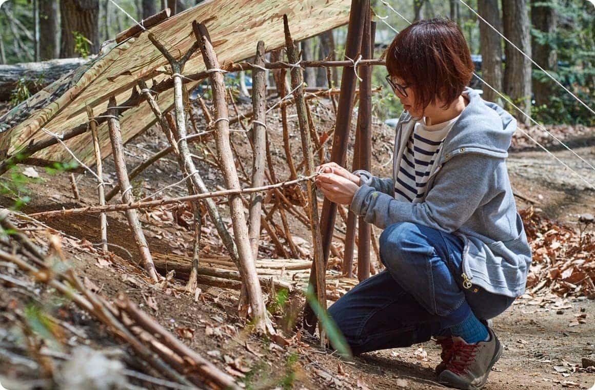 縦の枝を入れ終えたあと、横にもう1本枝を入れて結びつける画像