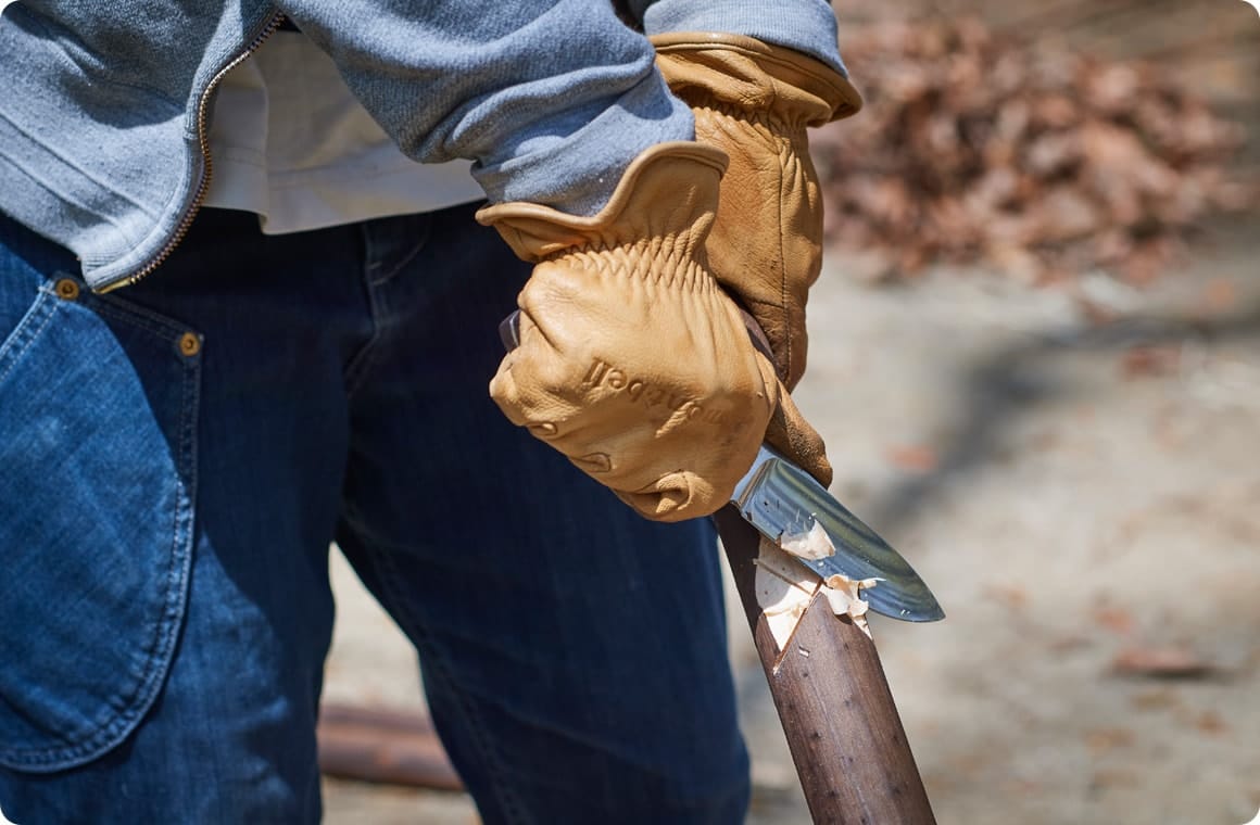 焼き杭を削る画像