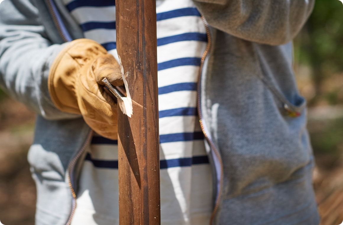 焼き杭を削る画像