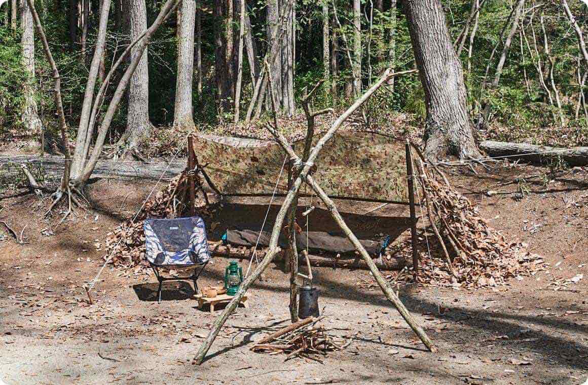 完成したブッシュクラフト風テントとアイテムの画像