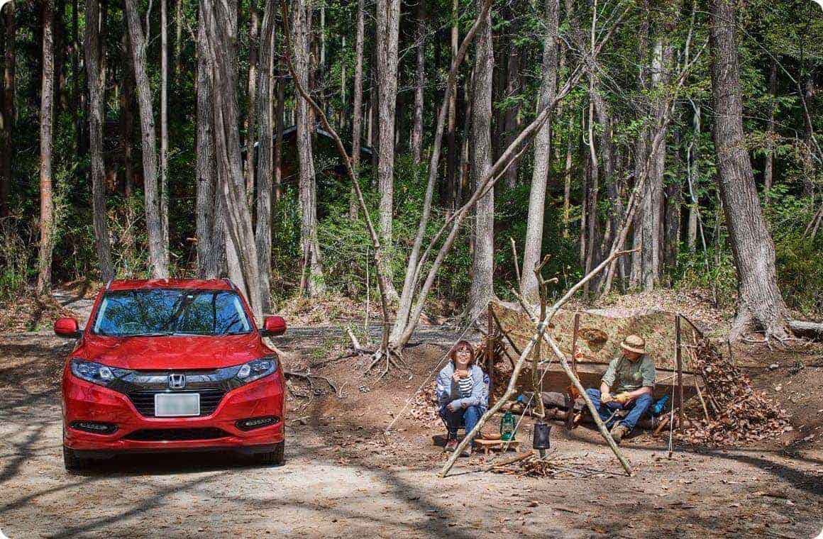 キャンプを楽しむこいしゆうかと荒井さんの画像