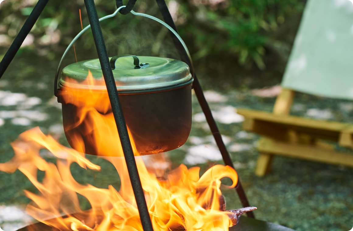 焚き火で炊飯する画像