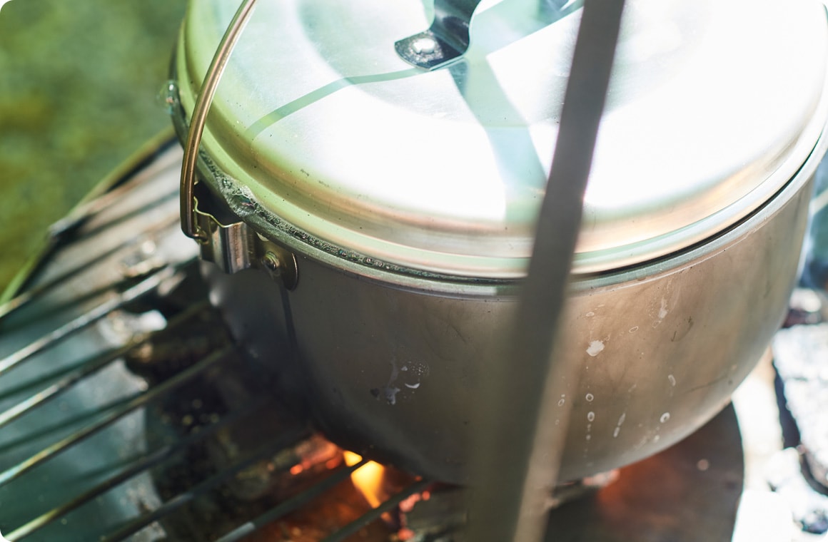 ふたの隙間から吹きこぼれる画像