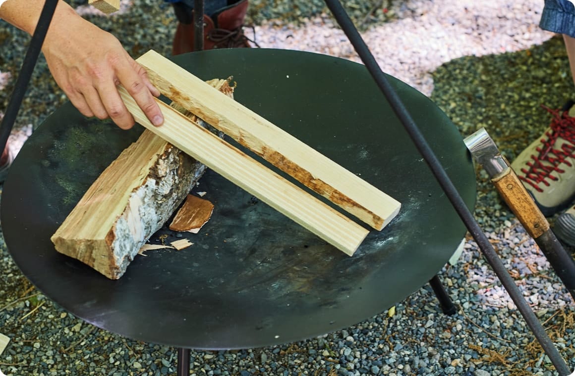広葉樹の薪に針葉樹の薪を立てかける画像