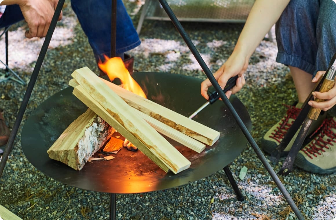 薪にガストーチで火をつける画像