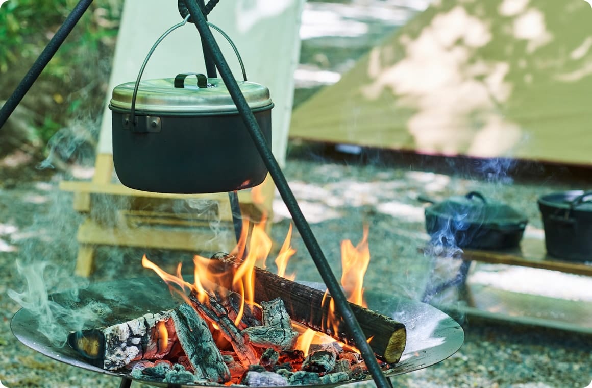 弱火で鍋を温める画像