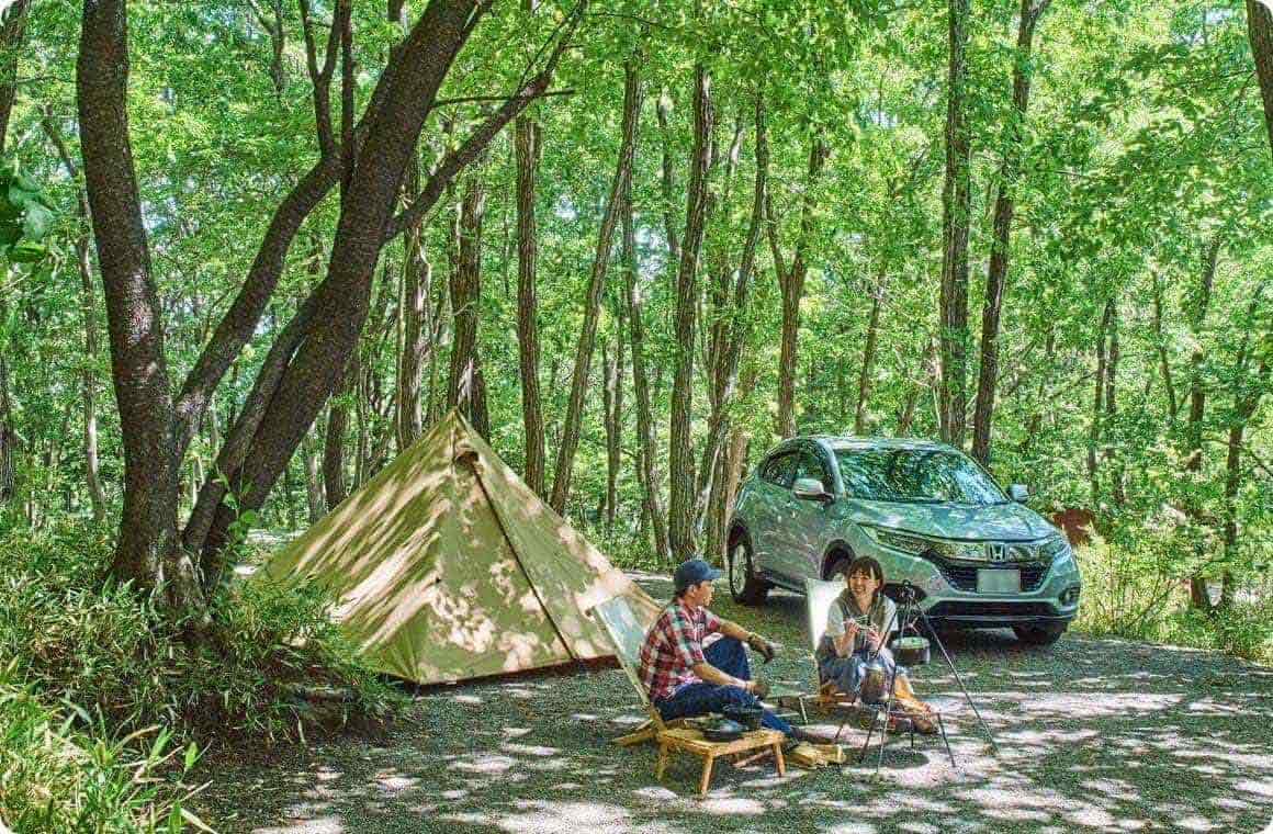 キャンプを楽しむこいしゆうかと真田さんの画像