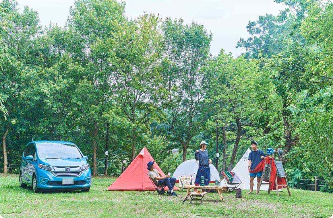 キャンプを楽しむ人々の画像