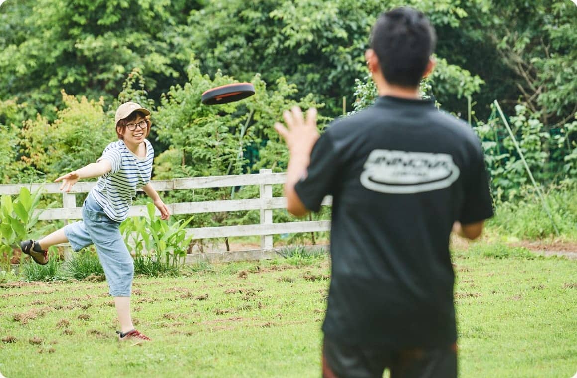 フリスビーをする様子