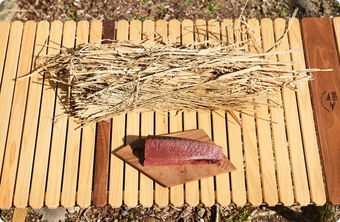 藁とカツオの画像