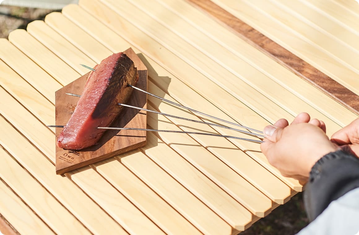 カツオに串を刺した画像