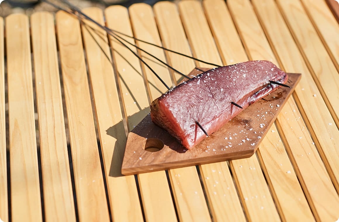 カツオに塩をふりかける画像