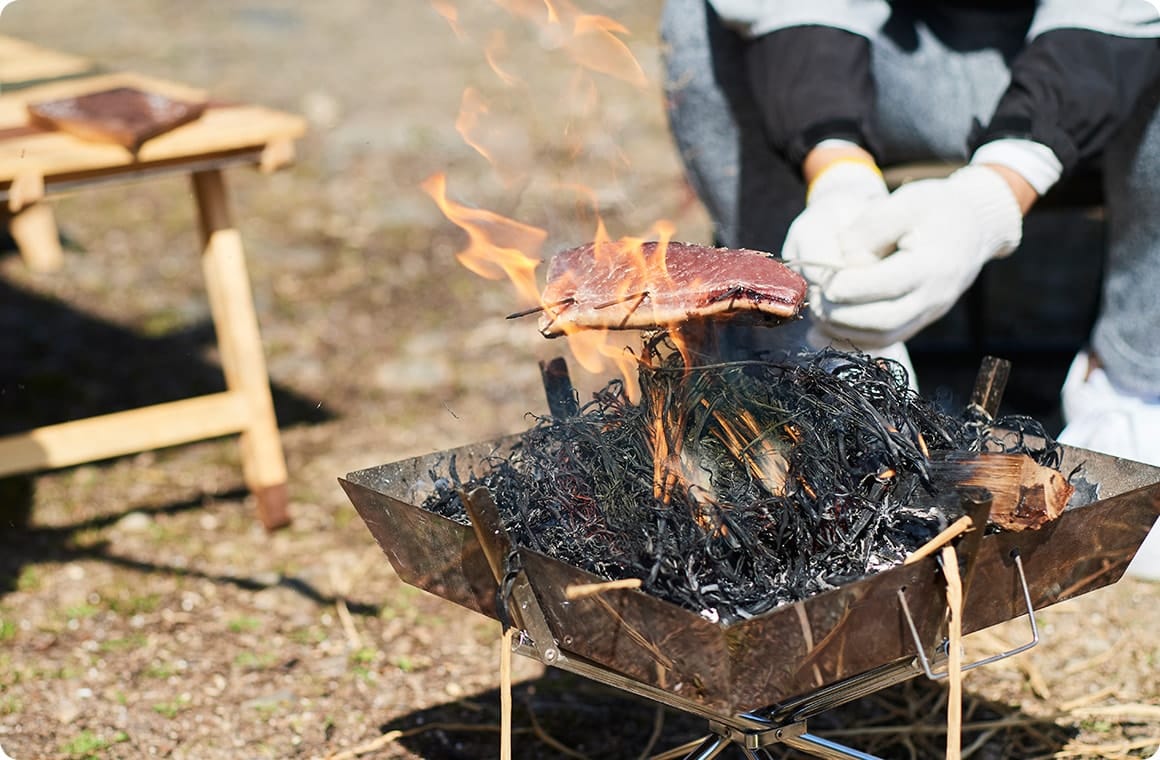 カツオを焼く画像