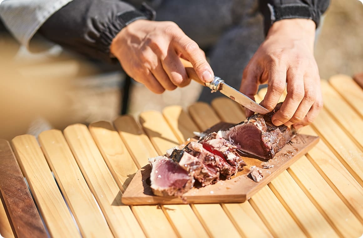 カツオのたたきを切る画像