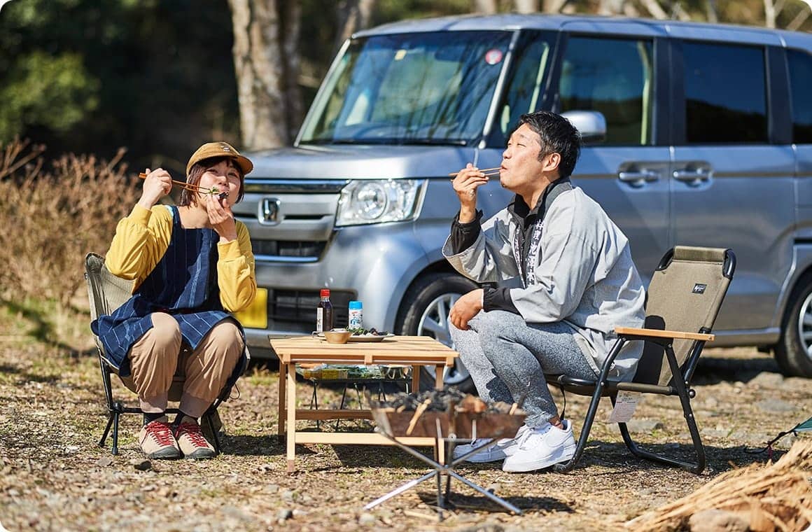 カツオのたたきを食べる画像