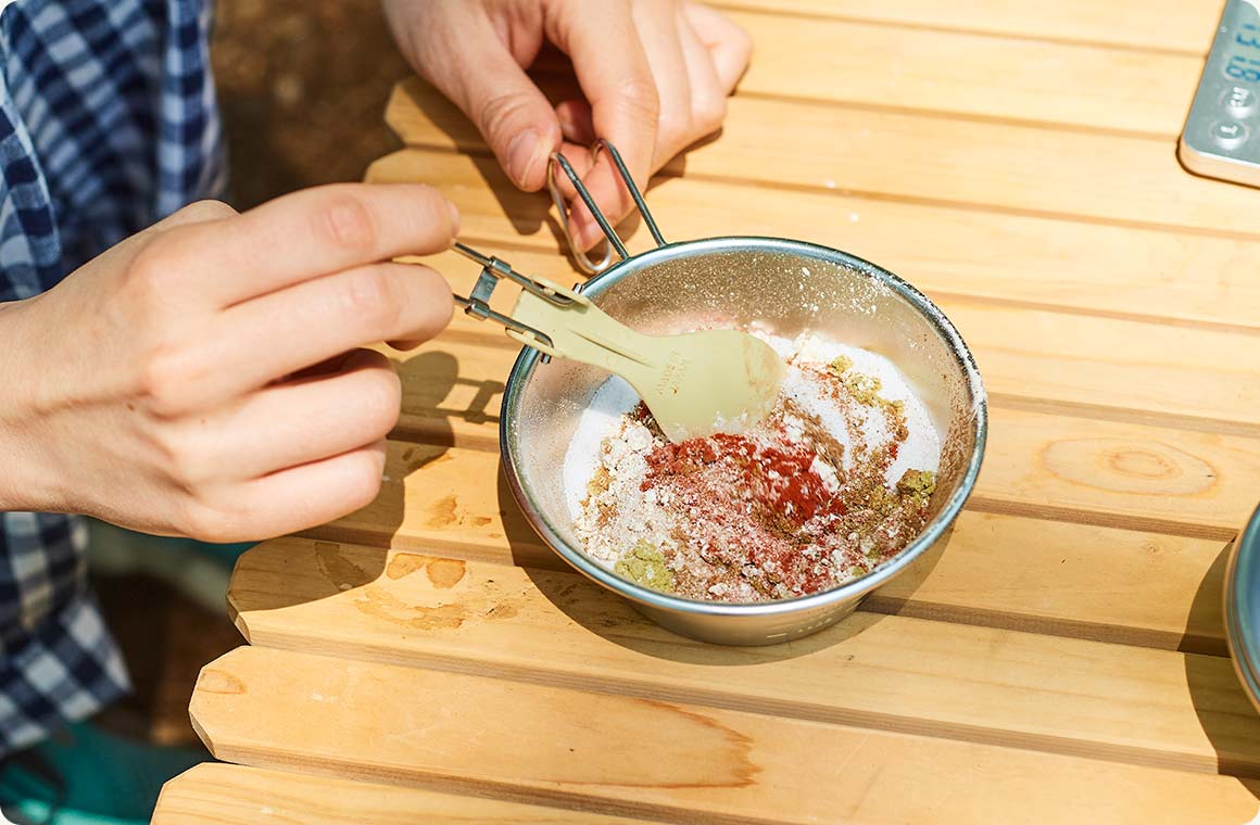 分量を計りながらひとつずつスパイスを加える