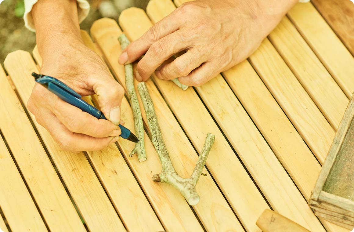 ナイフで接続部分を平らに削る