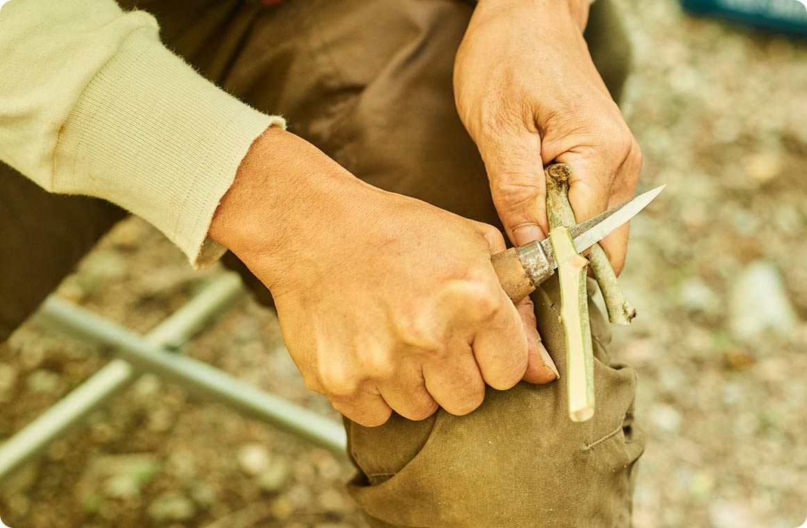 ナイフで接続部分を平らに削る