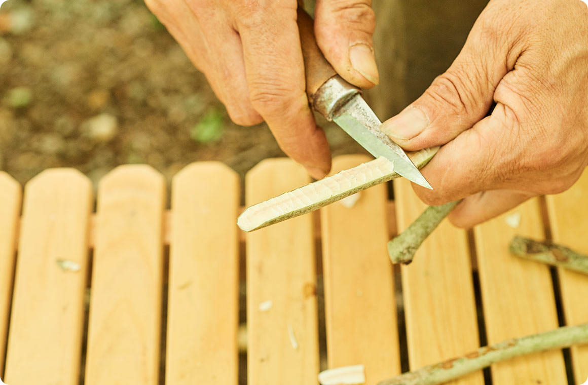 ナイフで接続部分を平らに削る