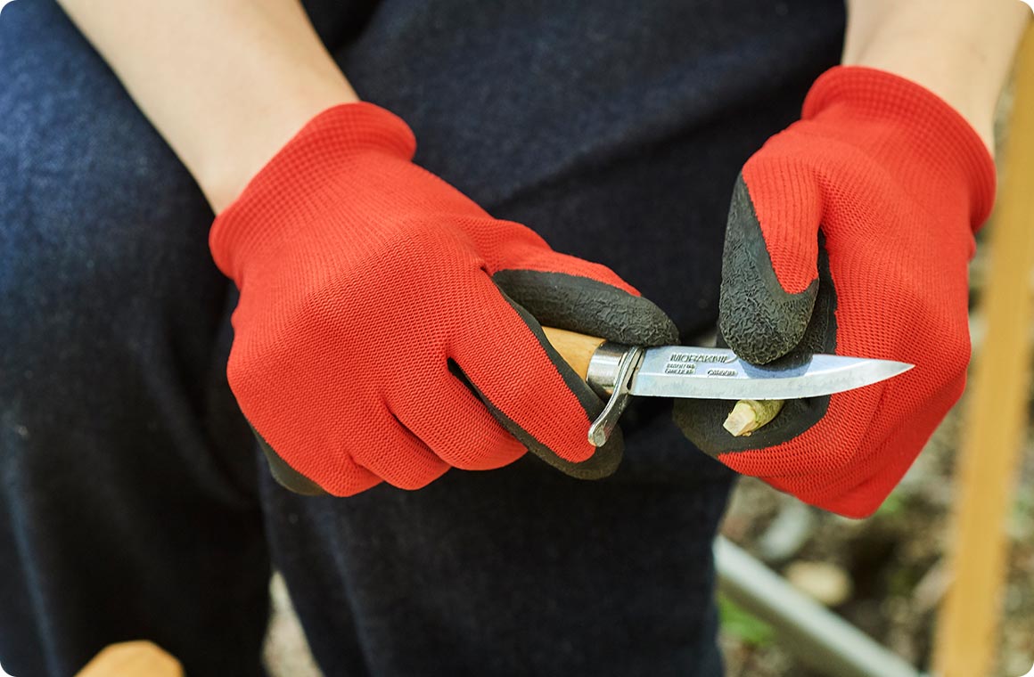 ナイフで接続部分を平らに削る