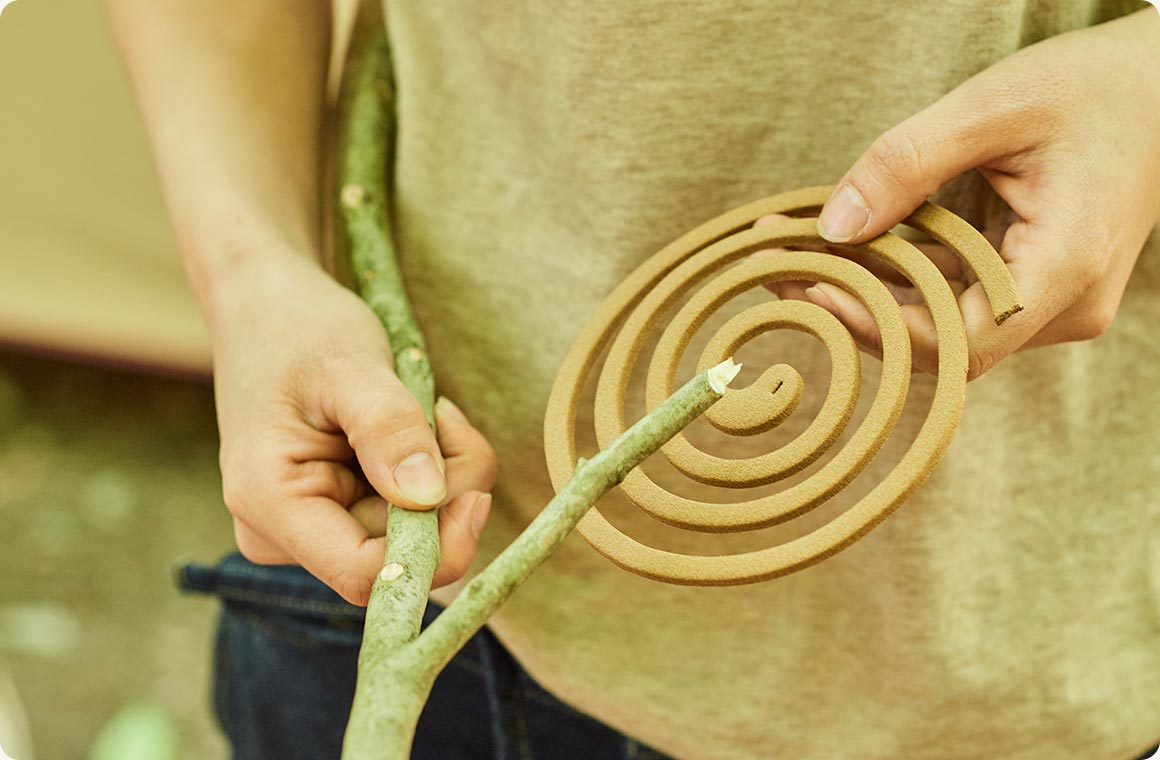 STEP.2 蚊取り線香を刺す部分と、地面に刺す枝先をナイフで削る