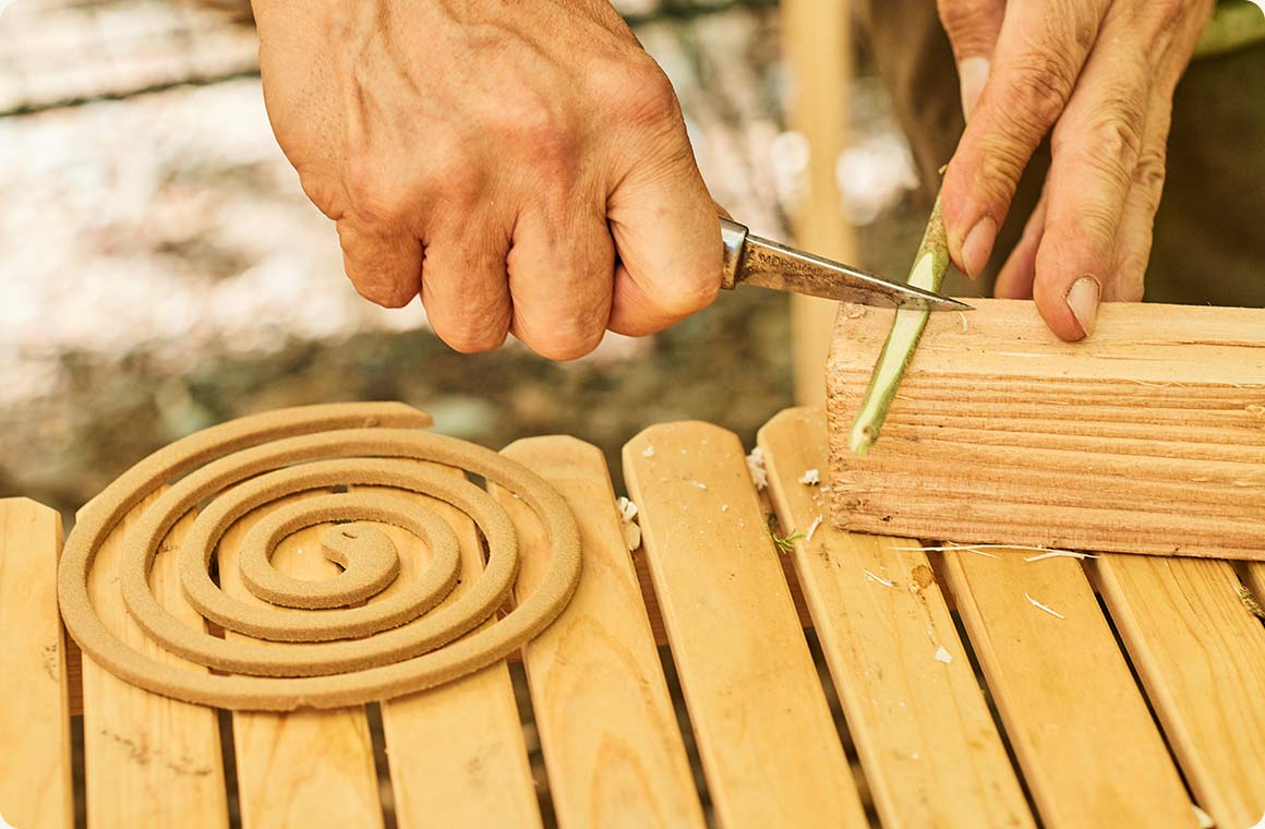 STEP.2 蚊取り線香を刺す部分と、地面に刺す枝先をナイフで削る