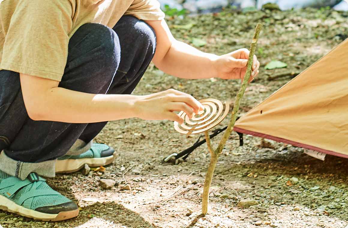 STEP.2 蚊取り線香を刺す部分と、地面に刺す枝先をナイフで削る