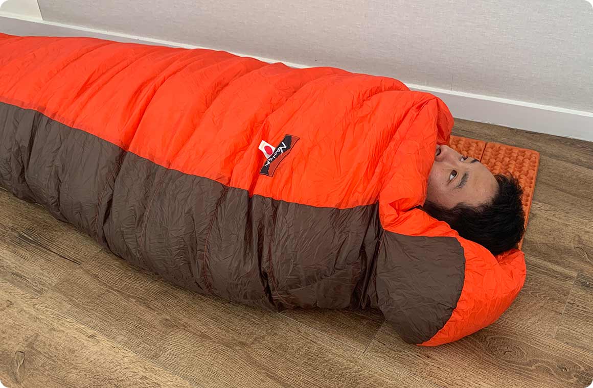 それぞれを着用して寝袋の中に入り、10分後の寝袋内の温度を計測します。