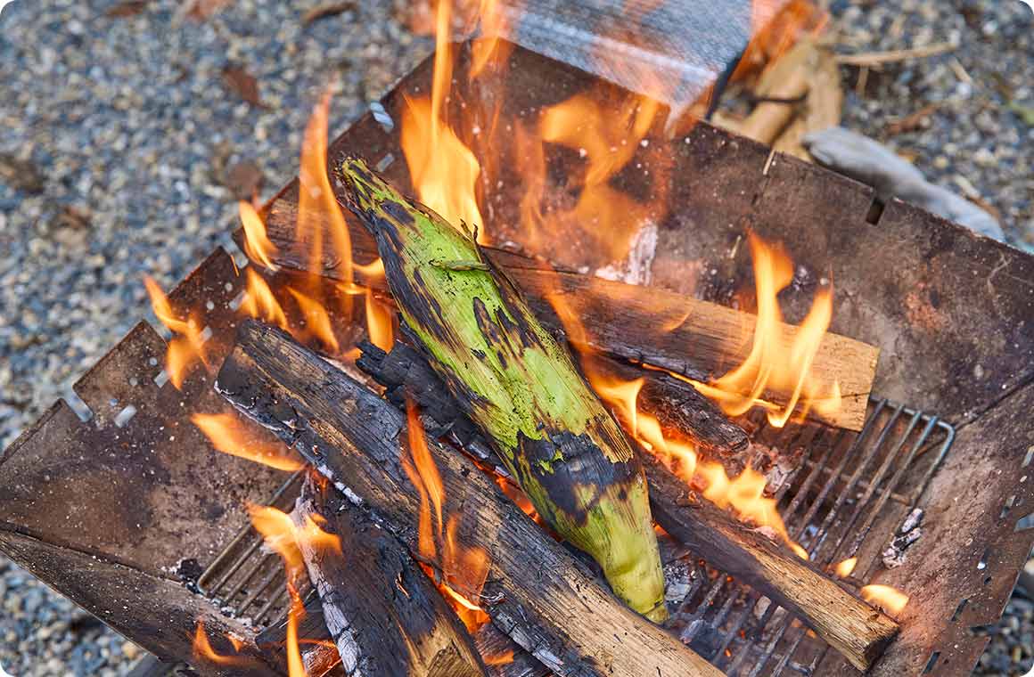 皮付きのとうもろこしを直火で焼く調理法 