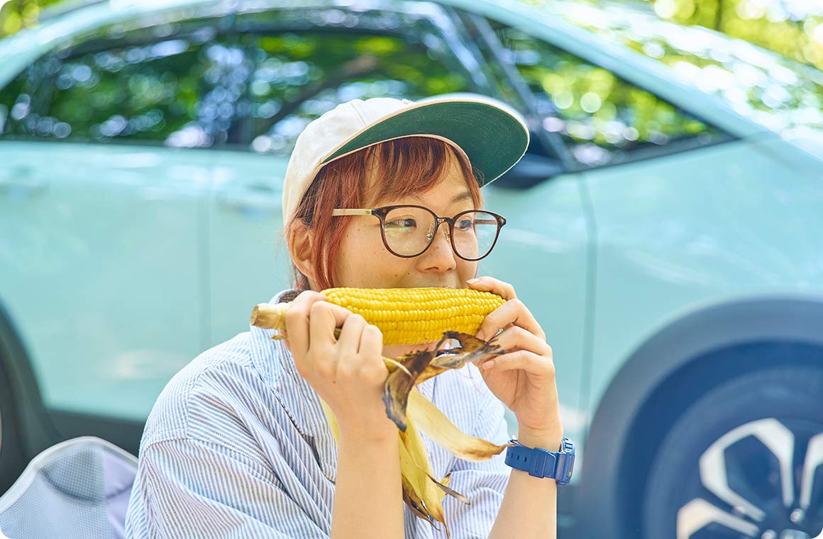 皮付きのまま網焼きにしたとうもろこしを食べるこいしゆうかの画像