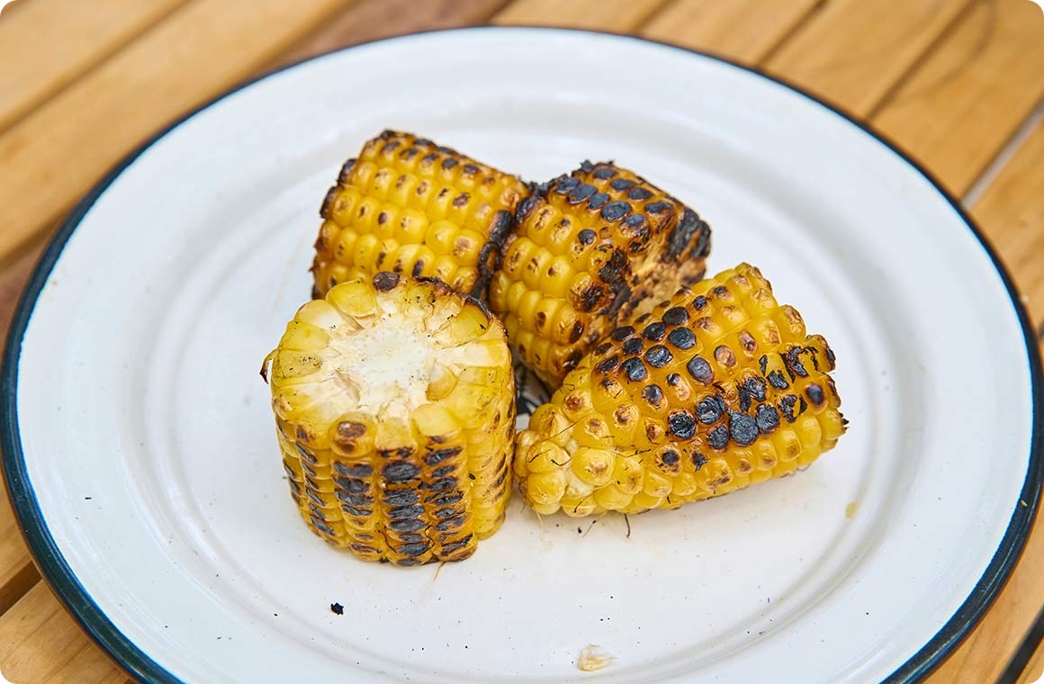 鉄板で焼いたとうもろこしの画像